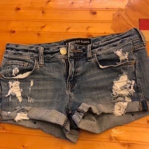 Super cute denim shorts!